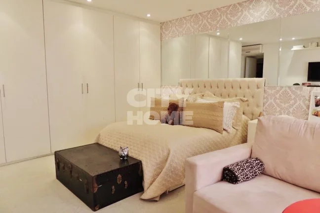 Imagem Apartamento de 346m² com ambientes amplos, e agradável varanda. Reformado com luxo e requinte. Sã...