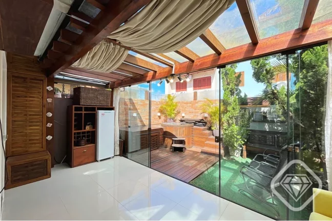 Imagem Sobrado 3 dormitórios, suíte com sacada, lareira e espaço gourmet. Bairro Hípica, Zona Sul de Po...