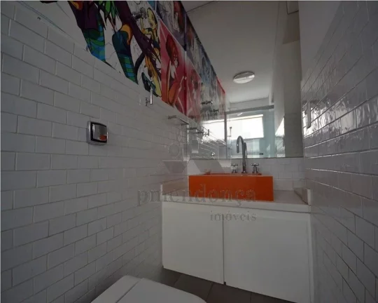 Imagem Cobertura duplex, ampla, bem distribuída com piso de tacos, armários embutidos, gabinete nos banhe...