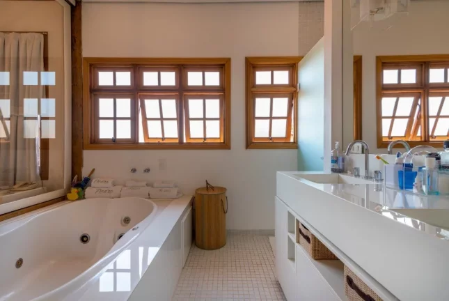 Imagem Imponente Casa de Luxo: 4 quartos, 4 suítes, 5 banheiros, 6 vagas, 1.120m² - Condomínio Morada dos Pássaros, Barueri-SP.