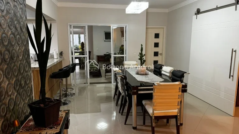 Imagem Casa térrea com 300 m² de construção e 600 m² de terreno.

Imóvel com estrutura sólida, ambie...