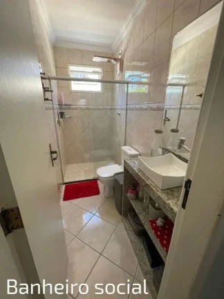 Imagem Vendo ou troco casa com 4 quartos, sendo uma suíte, escritório, varanda, cozinha integrada com sala de estar, piscina, churrasqueira e fogão a lenha.