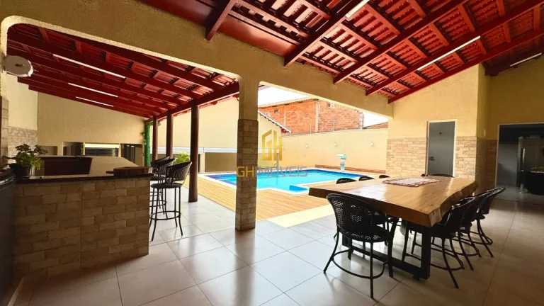 Imagem CA1811Belíssima casa com 3 suítes plenas e piscina localizada no Jardim Petrópolis A casa possui ...