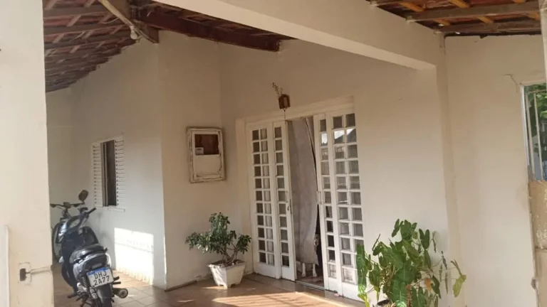 SALA AMPLA E CONFORTO GARANTIDO: CASA COM CORREDOR LATERAL POR R$ 400 MIL!