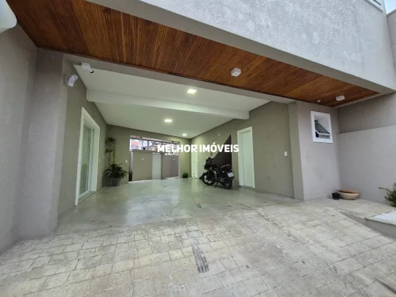 Imagem Casa Nova á Venda com 03 Dormitórios sendo 01 Suíte Localizado no Centro de Camboriú - SC