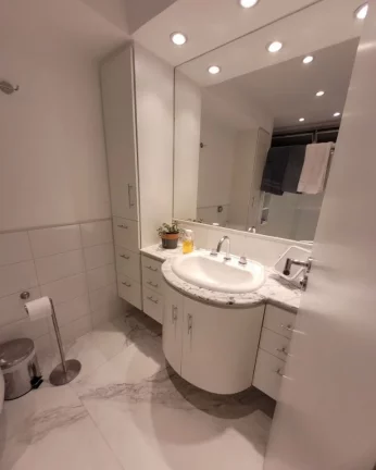Imagem Apartamento reformado, com living para 02 ambientes, piso laminado , banheiro social, 03 dormitório...