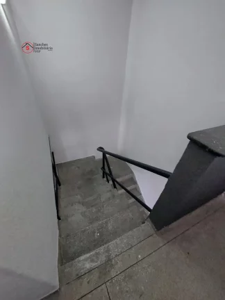 Imagem Salão comercial para alugar. Construido para ser uma igreja, com pulpito e amplo espaço para culto. Possui banheiros, copa, cozinha e escritórios.