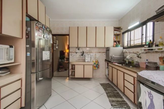 Imagem Casa com 270M², salas de estar, jantar e TV, cozinha, 3 dormitórios suítes, lavabo, área de serv...