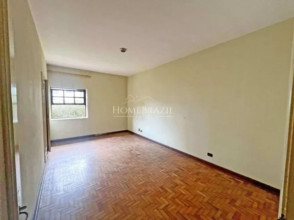 Imagem Casa à venda no centrinho do Capivari em Campos do Jordão | Terreno plano com alto potencial de investimento