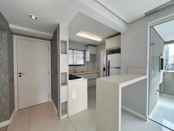 Imagem Apartamento com 3 dormitórios sendo 1 suíte e 1 vaga de garagem na Meia Praia, Itapema/SC
