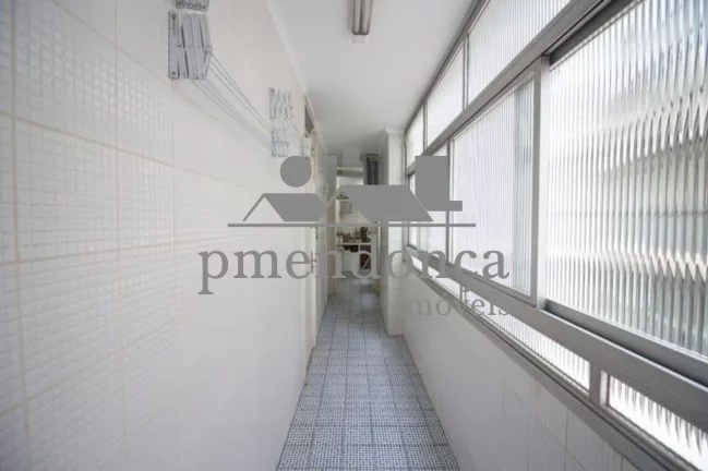 Imagem Apartamento um por andar, 265m² útil, living para 03 ambientes, piso de tábuas largas corridas de...