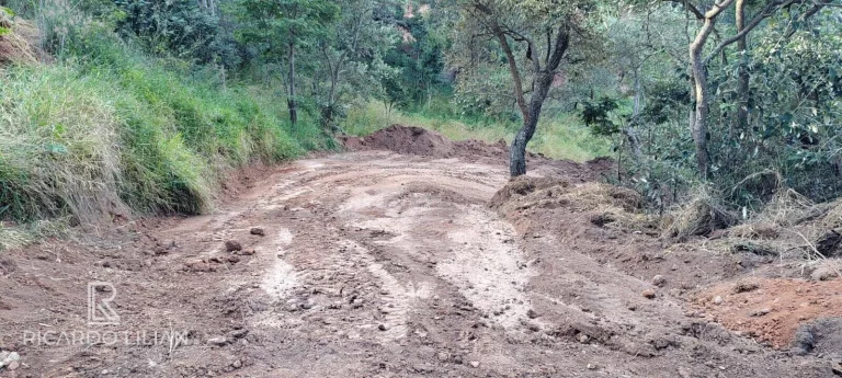 Imagem "Oportunidade única! Terreno em declive com vista deslumbrante e infraestrutura completa em condomínio de chácaras com portaria 24 horas"