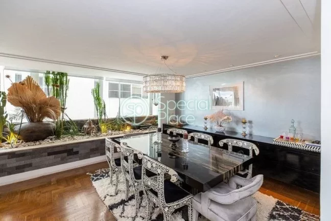 Imagem Apartamento com 180m², reformado na parte plana do Jardim América. Possui piso em tacos de madeira...
