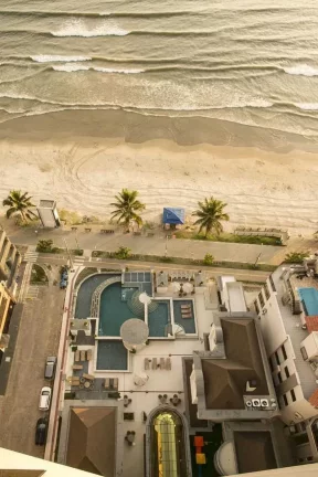 Imagem Apartamento com 3 suítes e 3 vagas de garagem em Meia Praia - Itapema/SC
