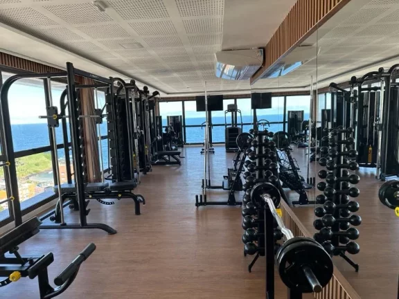 Imagem A 5ª Avenida Imóveis selecionou esta oportunidade de STUDIO c/ varanda integrada, totalmente mobiliada e decorada no BARRA PREMIUM: por R$500.000,00