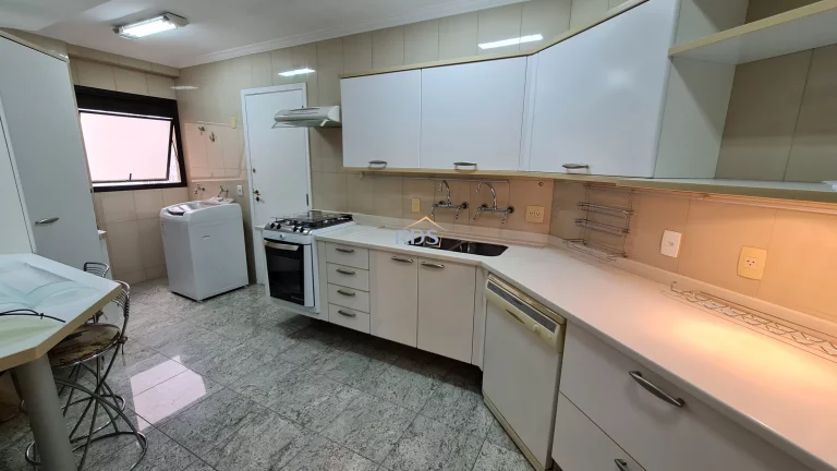 Imagem Vende lindo apartamento de 120m², com 3 dormitórios, sendo 1 suíte e 2 vagas. Totalmente reformado.