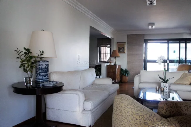 Imagem Apartamento de 191m², em andar alto. Living amplo com lareira e varanda gourmet. Possibilidade de i...