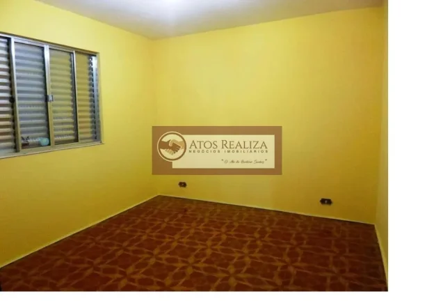 Imagem Grande oportunidade e muito lucrativo na vila Santa Catarina. Vendo imóvel com 3 casas + 1 salão comercial na Vila Santa Catarina. Casa 1= casa principal. Tem 2 dormitórios, sala, cozinha, banheiro. Tem também um sótão com 2 cômodos e 1 banheiro. Tem gara