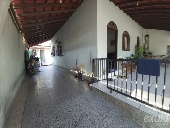 Imagem Manoel Plaza, casa com 3 quartos com 1 suite, sala e cozinha ampla, banheiro social, varandão, 3 vagas de garagem, terreno de 300 m²