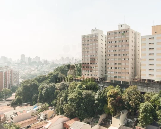 Imagem Imóvel possui living amplo para 3 ambientes, varanda integrada, lareira, lavabo, na área íntima s...