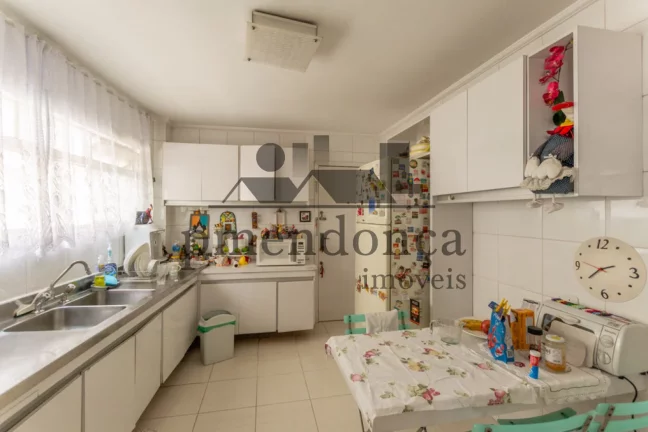 Imagem Apartamento de 132m² em Higienópolis, 3 quartos (1 suíte) e 1 vaga demarcada e livre.