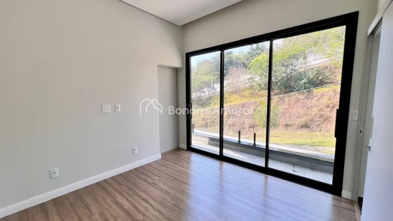 Imagem Apresentamos uma belíssima casa de luxo localizada no exclusivo Condomínio Portal do Jequitibá, e...
