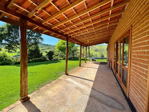 Imagem Refúgio de Charme e Sol: Chácara Plana com Vista Eterna para o Baú em São Bento do Sapucaí