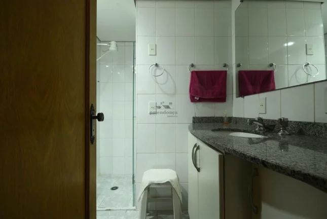 Imagem Apartamento amplo, pronto para morar, repleto de armários, com 3 quartos, sendo uma suíte, 2 banhe...