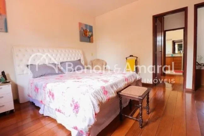 Imagem Linda e espaçosa casa de esquina com 322 m² de área construída. A residência possui living para...