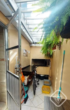 Imagem Casa em condomínio na Tristeza
Não geminada, com 3 dormitórios e pátio lateral

Uma raridade na ...