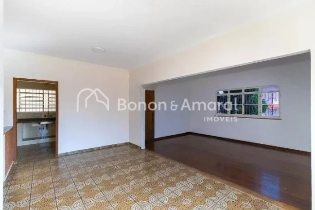 Imagem Excelente casa de esquina com 440 m². Possui 4 quartos, sendo 2 suítes, além de salas de estar e ...
