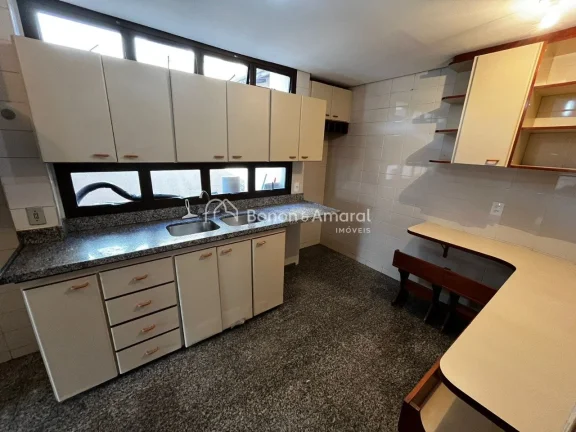 Imagem Casa de 600 m², com 3 entradas separadas (principal, sala da lareira e serviço). Com 5 suítes, se...