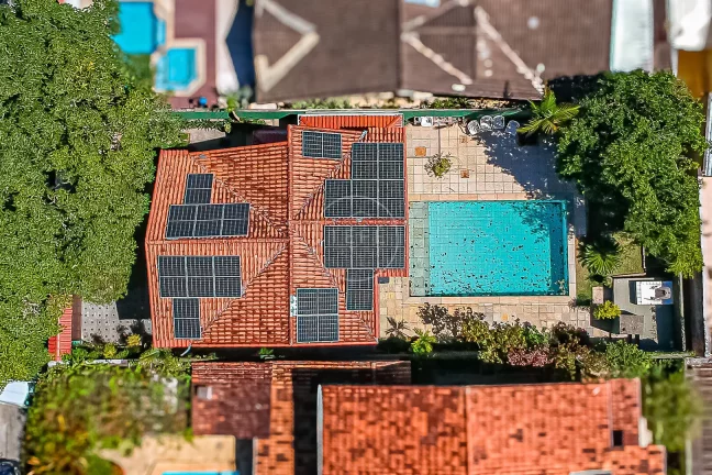 Imagem CASA com 3 DORMITÓRIOS em CONDOMÍNIO FECHADO - 199m² de área construída