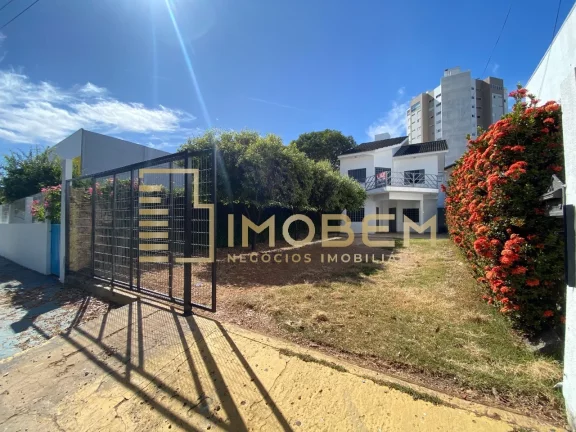 Imagem Casa Comercial de Alto Padrão para Locação em Sinop-MT - Setor Comercial 6 salas, 3 banheiros, 4 vagas de garagem 217m².