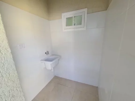 Imagem Casa à venda no Centro de Ubatuba-SP: 4 quartos, 2 suítes, 1 sala, 3 banheiros, 3 vagas de garagem - 210m² de área.