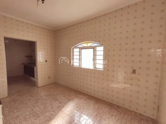 Imagem Casa da frente com 2 dormitórios com armários embutidos, banheiro social, sala com varanda integra...