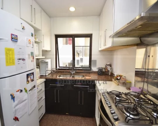 Imagem Lindo apartamento totalmente reformado, com living para 2 ambientes, 3 suítes repletas de armários...