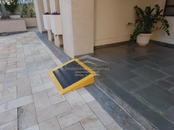 Imagem Apartamento amplo, em ótima localização!
Conta com 3 quartos com armários, 1 suíte, living para...