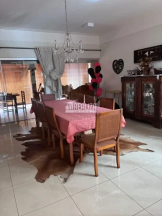 Imagem Sobrado de Alto Padrão à Venda com 4 Suítes, Closet e Área Gourmet no bairro Santa Maria - Uberaba/MG