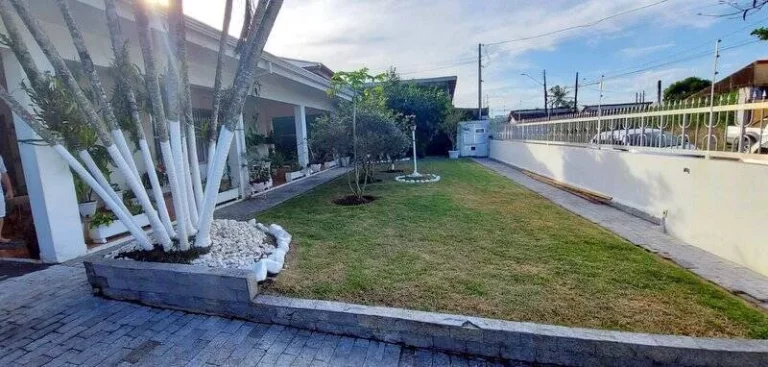 Imagem CASA NO CENTRO, PROXIMO A MATERNIDADE, EXCELENTE PARA CLÍNICA