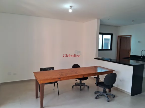 Imagem Casa sobreposta alta em Santos no bairro da Aparecida com varanda de frente na sala, 2 suítes e uma vaga de garagem a venda por R$ 830.000,00