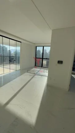 Imagem Apartamento de alto padrão com 3 suites e duas vagas de garagem, sacada,na meia praia