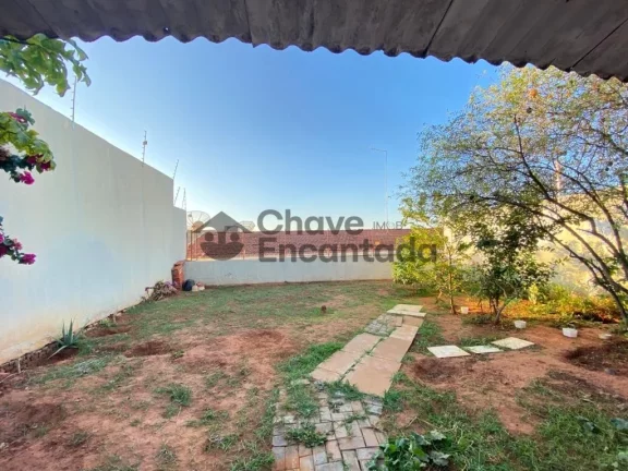 Imagem Casa no centro com quintal amplo e varanda coberta