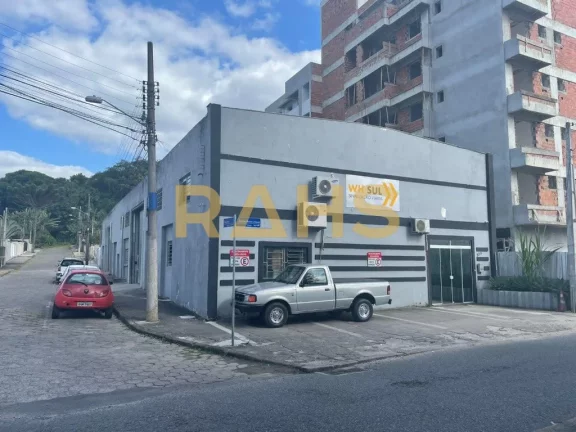 Imagem Galpão localizado no bairro Floresta, área tranquila e comercial. A localização é lateral da ru...