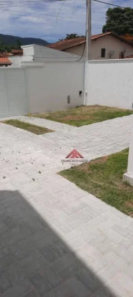 Imagem Excelentes casas em centro de terreno, com dois pavimentos ,primeira locação,sendo constituida de Sala ,03 quartos,02 suites, cozinha,lavanderia
