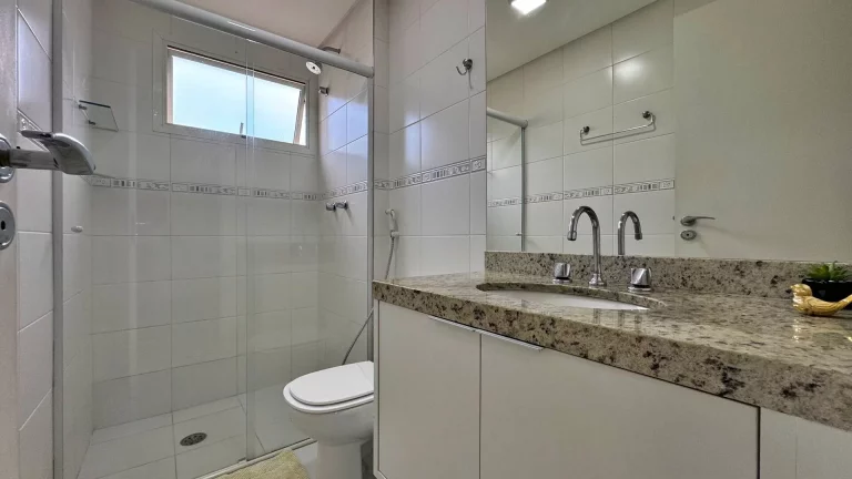 Imagem Apartamento decorado á venda na Riviera com vista para mar