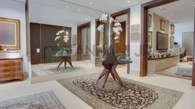 Imagem Descubra a verdadeira definição de luxo e sofisticação nesta deslumbrante casa no condomínio fechado do Jardim Europa. Com uma construção impecável de