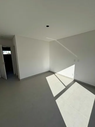 Imagem Sobrado triplex com 3 suítes e 4 vagas de garagem no bairro Ariribá em Balneário Camboriú/SC