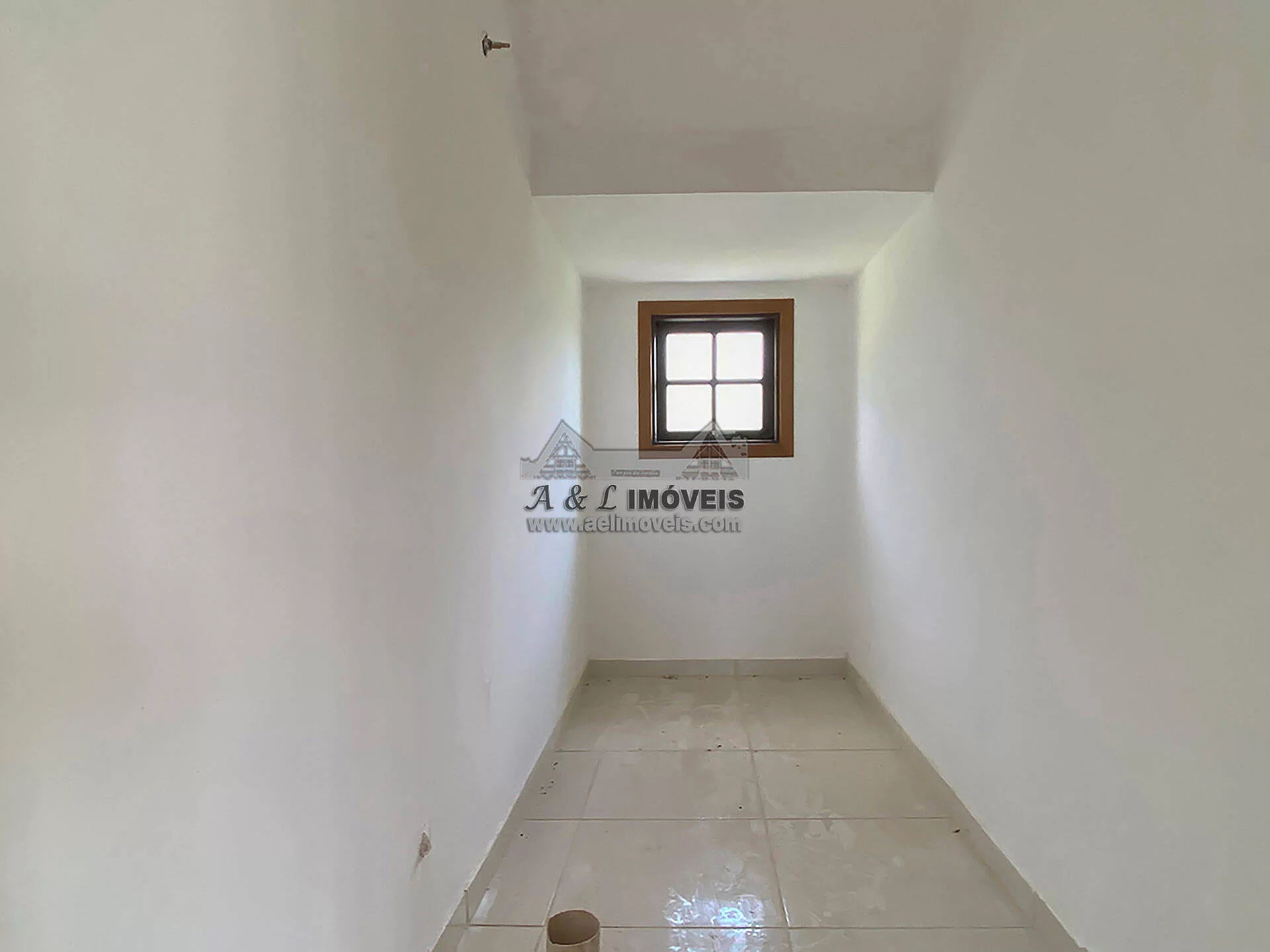 Imagem Casa à venda em Campos do Jordão - Casa nova com 03 suítes
