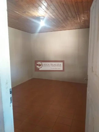 Imagem Vendo Oportunidade no Jardim Fraternidade. Casa Terreno, com 200m2 de área Total, o imóvel conta com, 3 dormitórios, sendo 1 Suíte, 2 vagas de Garagem, Edícula de 3 cômodos, Lavanderia, Aceita Financiamento, aceita Permuta. Valor de Oportunidade R$ 530K, 